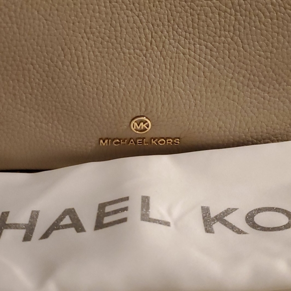 Michael Kors Lucy Medium Hobo Shoulder Bag - Picture 3 of 10